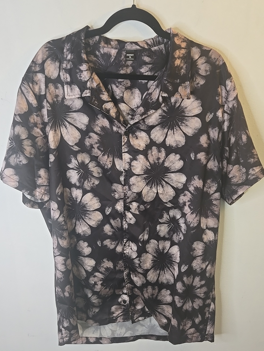 MaNFINITY Black Short-Sleeve Floral Button-Down Shirt with Pale Pink Blooms